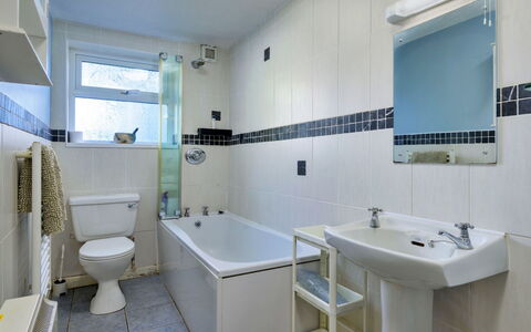 Penrhos Sea Cottage: Badkamer, Loodgieterswerkinrichting, Flooring, Verdieping, Interieur Ontwerp, Bad, Wastafel, Toilet, Loodgieter, Kraan