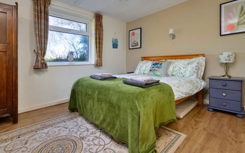 Penrhos Sea Cottage: Bed, Meubilair, Slaapkamer, Laken, Interieur Ontwerp, Bedding, Hout, Flooring, Linens, Bed Frame