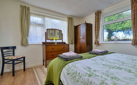 Penrhos Sea Cottage: Meubilair, Bed, Slaapkamer, Bedding, Interieur Ontwerp, Laken, Muur, Hout, Verdieping, Linens
