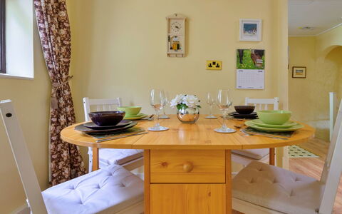 Delfryn: Meubilair, Hout, Tafel, Interieur Ontwerp, Eetkamer, Flooring, Stoel, Keuken En Eettafel, Geel, Verdieping