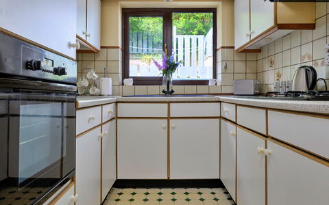 Delfryn: Keuken, Flooring, Countertop, Interieur Ontwerp, Toestel Van De Keuken, Cabinetry, Verdieping, Major Appliance, Fornuis, Huis