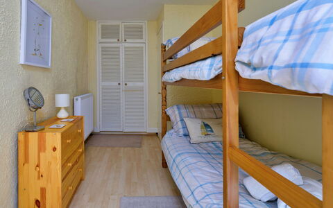 Delfryn: Meubilair, Hout, Interieur Ontwerp, Flooring, Verdieping, Bed, Kamer, Slaapkamer, Laken, Appartement