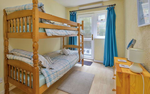 Delfryn: Bed, Meubilair, Slaapkamer, Hout, Interieur Ontwerp, Laken, Bedding, Flooring, Verdieping, Kamer