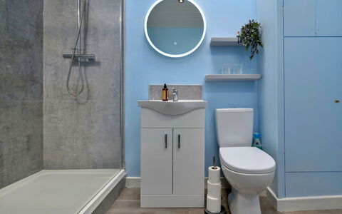 Delfryn: Badkamer, Wastafel In De Badkamer, Loodgieterswerkinrichting, Wastafel, Flooring, Verdieping, Muur, Interieur Ontwerp, Toilet, Badkamerkast