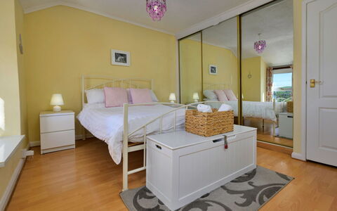 Delfryn: Meubilair, Bed, Interieur Ontwerp, Verdieping, Flooring, Slaapkamer, Hout, Kamer, Bedding, Laken