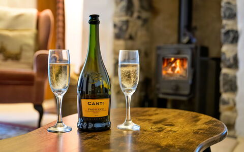 Merddyn Cottage: Fles, Drinkware, Barware, Glaswerk, Wijn