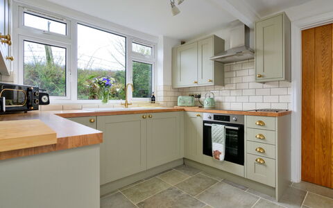 Merddyn Cottage: Keuken, Flooring, Hout, Countertop, Interieur Ontwerp, Cabinetry, Toestel Van De Keuken, Verdieping, Major Appliance, Plafond