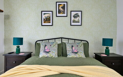 Merddyn Cottage: Slaapkamer, Bed, Interieur Ontwerp, Meubilair, Bedding, Laken, Linens, Textiel, Fotolijst, Kamer