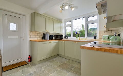 Merddyn Cottage: Flooring, Hout, Interieur Ontwerp, Keuken, Countertop, Plafond, Verdieping, Cabinetry, Toestel Van De Keuken, Meubilair