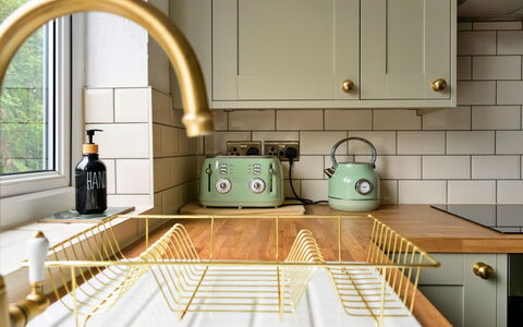 Merddyn Cottage: Keuken, Toestel Van De Keuken, Metaal, Messing, Beits, Countertop, Staal, Kamerplant