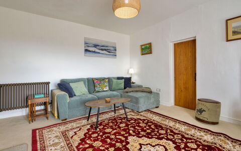 Merddyn Cottage: Meubilair, Flooring, Interieur Ontwerp, Verdieping, Muur, Bankstel, Hout, Kamer, Plafond, Woonkamer