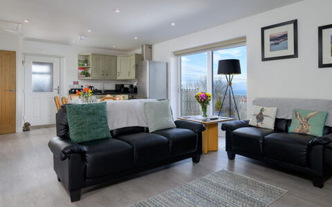 Hedd Wen Cottage: Meubilair, Bankstel, Interieur Ontwerp, Woonkamer, Flooring, Kamer, Huis, Textiel, Verlichting, Verdieping