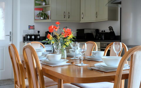 Hedd Wen Cottage: Meubilair, Interieur Ontwerp, Hout, Tafel, Flooring, Stoel, Keuken En Eettafel, Eetkamer, Verlichting, Tableware