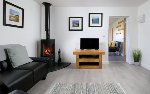 Hedd Wen Cottage: Meubilair, Interieur Ontwerp, Flooring, Hout, Verdieping, Haard, Kamer, Huishoudapparatuur, Woonkamer, Televisie
