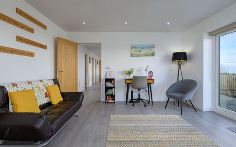 Hedd Wen Cottage: Meubilair, Interieur Ontwerp, Flooring, Verdieping, Hout, Bankstel, Plafond, Kamer, Woonkamer, Houten Vloer