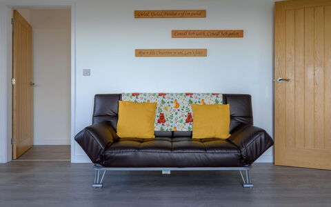 Hedd Wen Cottage: Flooring, Meubilair, Muur, Interieur Ontwerp, Verdieping, Hout, Houten Vloer, Bankstel, Woonkamer, Kamer