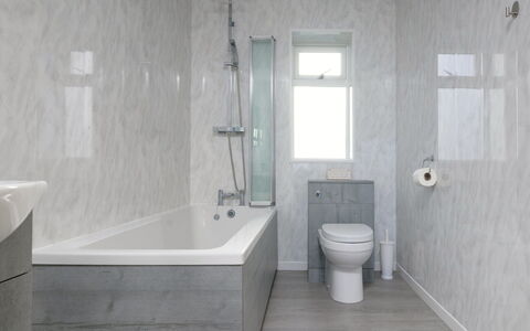 Hedd Wen Cottage: Badkamer, Loodgieterswerkinrichting, Muur, Flooring, Verdieping, Bad, Interieur Ontwerp, Kraan, Loodgieter, Wastafel