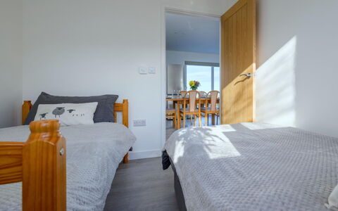 Hedd Wen Cottage: Hout, Flooring, Verdieping, Meubilair, Huis, Appartement, Slaapkamer, Beits, Bed, Hardwood