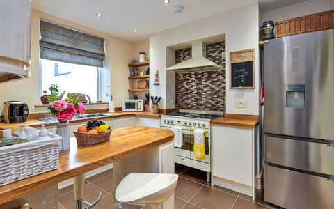 Bryn Derfel House: Keuken, Meubilair, Countertop, Toestel Van De Keuken, Cabinetry, Interieur Ontwerp, Major Appliance, Flooring, Hout, Huishoudapparatuur