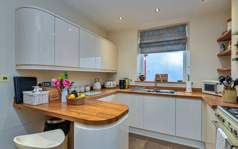 Bryn Derfel House: Countertop, Keuken, Toestel Van De Keuken, Interieur Ontwerp, Meubilair, Flooring, Hout, Cabinetry, Major Appliance, Verlichting
