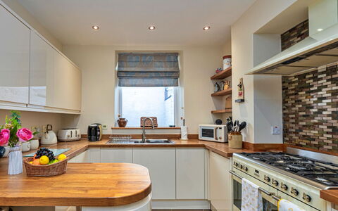 Bryn Derfel House: Countertop, Keuken, Toestel Van De Keuken, Interieur Ontwerp, Major Appliance, Meubilair, Cabinetry, Flooring, Hout, Huishoudapparatuur