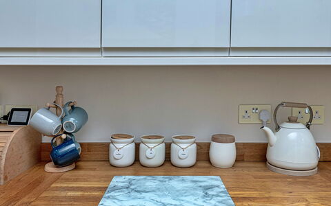 Bryn Derfel House: Toestel Van De Keuken, Tableware, Keuken, Serveware, Countertop, Huishoudapparatuur, Interieur Ontwerp, Theepot