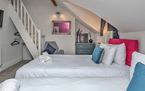 Bryn Derfel House: Slaapkamer, Interieur Ontwerp, Bed, Bedding, Meubilair, Laken, Textiel, Huis, Kamer, Linens