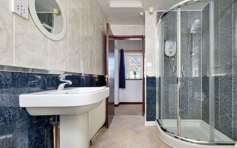 Penlon Cottage: Flooring, Loodgieterswerkinrichting, Verdieping, Badkamer, Interieur Ontwerp, Plafond, Wastafel In De Badkamer, Wastafel, Loodgieter, Kamer