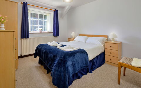 Penlon Cottage: Meubilair, Hout, Interieur Ontwerp, Plafond, Verlichting, Huis, Bed, Kamer, Slaapkamer, Bed Frame