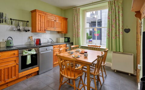 Bod Gwynedd: Meubilair, Interieur Ontwerp, Flooring, Hout, Keuken, Verdieping, Tafel, Kamer, Toestel Van De Keuken, Cabinetry
