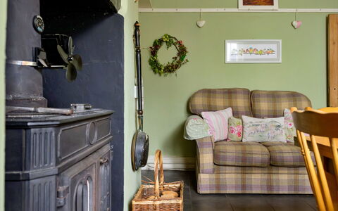 Bod Gwynedd: Meubilair, Muur, Interieur Ontwerp, Hout, Flooring, Verdieping, Verlichting, Kamer, Woonkamer, Fotolijst