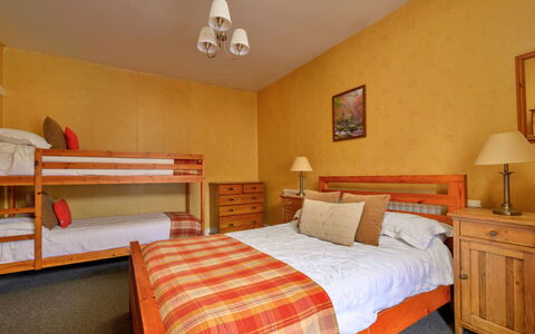 Bod Gwynedd: Meubilair, Bed, Interieur Ontwerp, Slaapkamer, Laken, Bedding, Flooring, Verdieping, Hout, Kamer