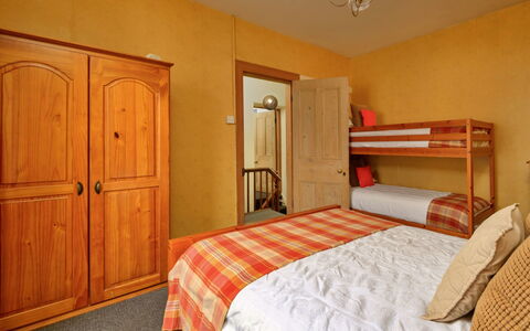 Bod Gwynedd: Meubilair, Bed, Interieur Ontwerp, Slaapkamer, Flooring, Verdieping, Hout, Laken, Kamer, Bedding