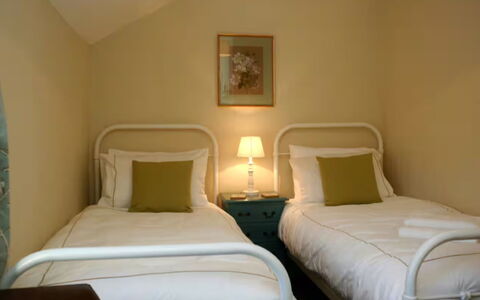 Pen-Y-Groes: Bed, Slaapkamer, Meubilair, Bedding, Interieur Ontwerp, Laken, Verdieping, Hout, Flooring, Textiel