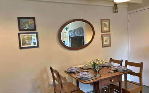 Pen-Y-Groes: Meubilair, Interieur Ontwerp, Muur, Hout, Tafel, Eetkamer, Flooring, Fotolijst, Keuken En Eettafel, Kamer