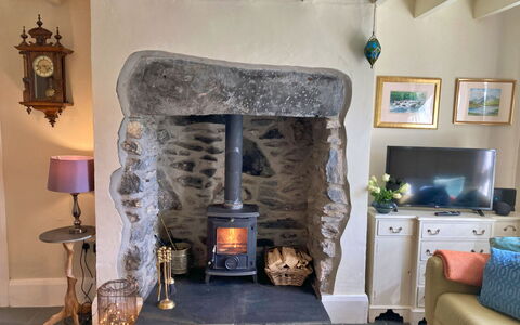 Pen-Y-Groes: Haard, Huis, Schoorsteen, Natuurlijk Materiaal, Fireplace, Stenen Muur, Houtkachel, Woonkamer, Kamerplant, Warmte