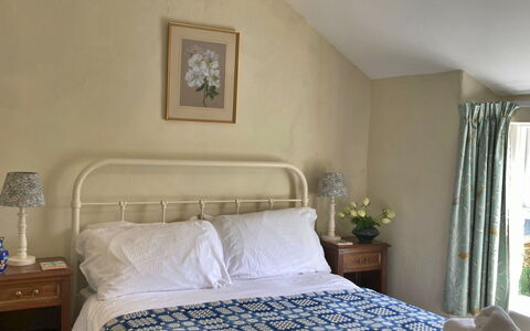 Pen-Y-Groes: Meubilair, Bed, Slaapkamer, Bedding, Muur, Laken, Interieur Ontwerp, Hout, Linens, Verdieping
