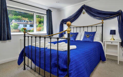 Dyffryn: Meubilair, Interieur Ontwerp, Slaapkamer, Bed, Verlichting, Huis, Flooring, Bedding, Plafond, Laken