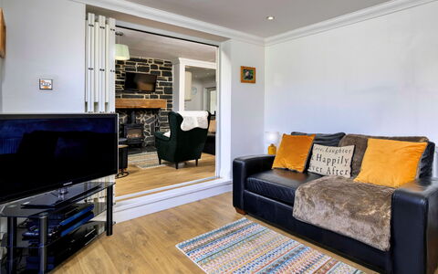 Dyffryn: Meubilair, Interieur Ontwerp, Flooring, Bankstel, Verdieping, Muur, Hout, Kamer, Woonkamer, Plafond