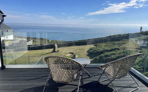 Goferydd: Meubilair, Buitenmeubels, Stoel, Zee, Balkon, Kust, Oceaan, Schaduw, Wicker, Daylighting