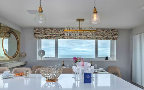 Goferydd: Interieur Ontwerp, Lichte Inrichting, Plafond, Meubilair, Verlichting, Kroonluchter, Huis, Kamer, Flooring, Keuken