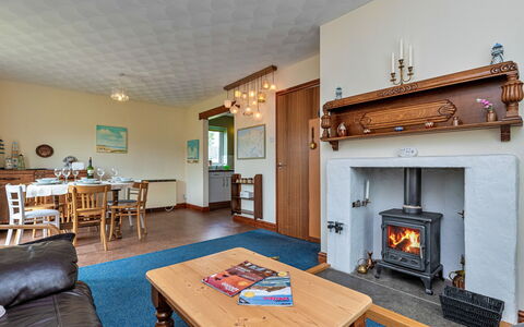 Nant Y Mynydd: Meubilair, Hout, Flooring, Plafond, Interieur Ontwerp, Verdieping, Huis, Woonkamer, Kamer, Stoel