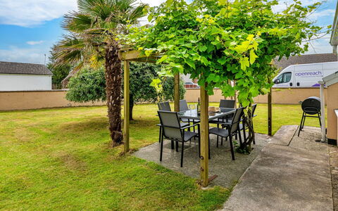 Nant Y Mynydd: Blad, Schaduw, Tuin, Gazon, Werf, Backyard, Landscaping, Eco Hotel, Kamerplant, Binnenplaats