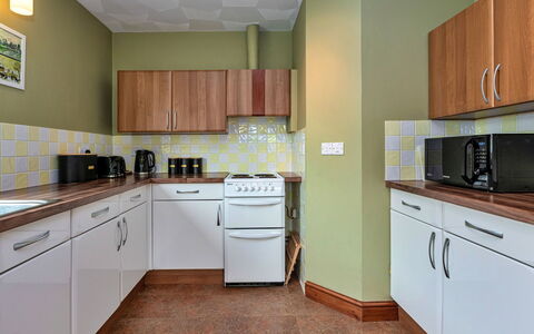 Nant Y Mynydd: Toestel Van De Keuken, Major Appliance, Flooring, Keuken, Interieur Ontwerp, Countertop, Cabinetry, Hout, Verdieping, Plafond