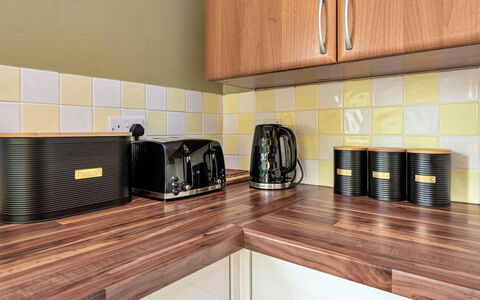 Nant Y Mynydd: Toestel Van De Keuken, Hout, Keuken, Countertop, Small Appliance, Interieur Ontwerp, Flooring, Huishoudapparatuur, Cabinetry