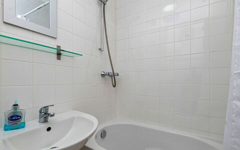 Nant Y Mynydd: Badkamer, Wastafel In De Badkamer, Loodgieterswerkinrichting, Wastafel, Flooring, Kraan, Interieur Ontwerp, Verdieping, Loodgieter, Douche