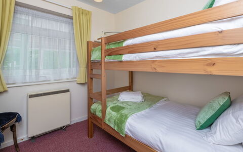 Nant Y Mynydd: Bed, Slaapkamer, Interieur Ontwerp, Hout, Flooring, Meubilair, Laken, Bedding, Verdieping, Bed Frame