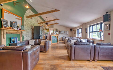 Jabajak Vineyard: Meubilair, Hout, Interieur Ontwerp, Plafond, Bankstel, Flooring, Verdieping, Huis, Woonkamer