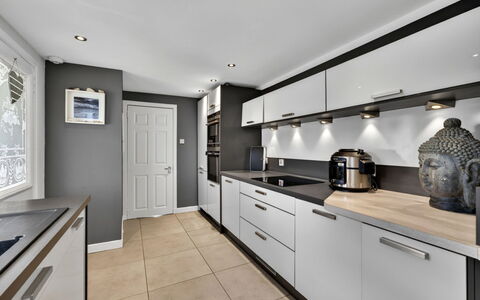 Seamill Beach House: Keuken, Countertop, Cabinetry, Toestel Van De Keuken, Interieur Ontwerp, Major Appliance, Flooring, Lichte Inrichting, Plafond, Huishoudapparatuur