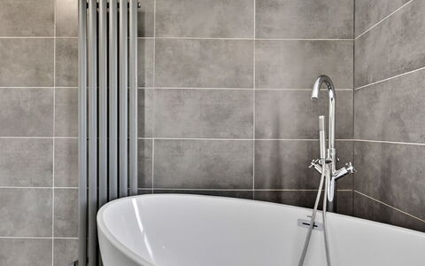 Seamill Beach House: Muur, Loodgieterswerkinrichting, Flooring, Badkamer, Verdieping, Interieur Ontwerp, Tegel, Loodgieter, Kraan